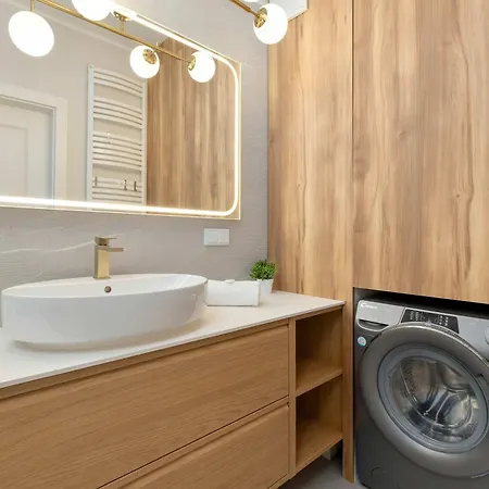 דירה Elegant With Balcony & Air Conditioning In By Renters
