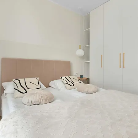 Elegant With Balcony & Air Conditioning In By Renters *